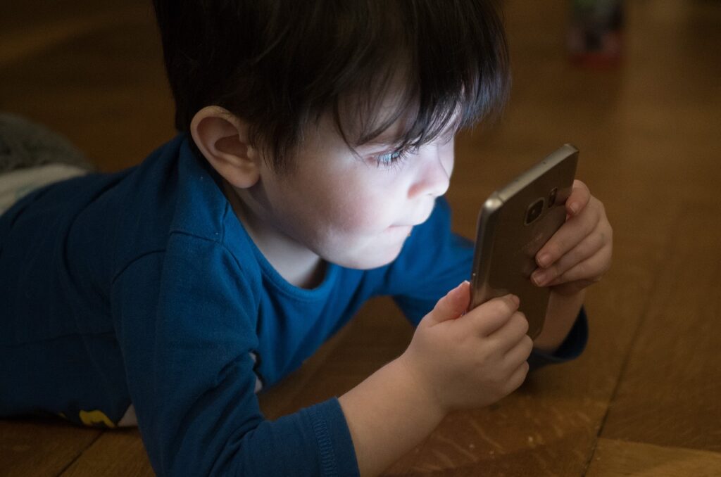 La pantalla, un  enemigo de la salud de los niños