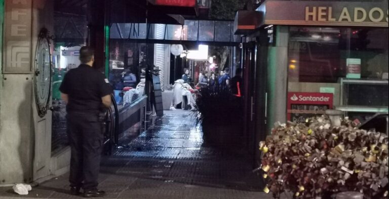 Fuego en el centro: incendio en Bar Facal obligó a evacuar edificio lindero